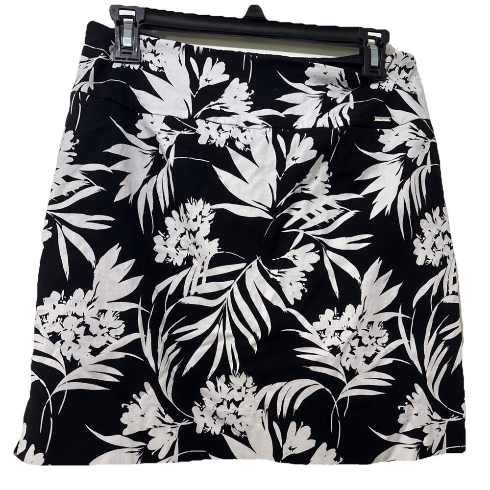S.C & Co. Black & White Floral Pull On Skort/Skirt Tummy Control Size Medium